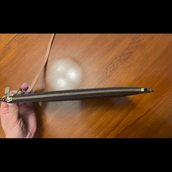 Louis Vuitton Neverfull MM Pouch - Picture 9 of 10